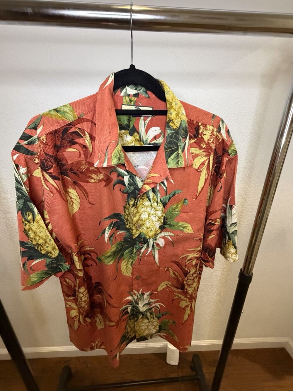 Tommy Bahama Men’s L 100% Silk Hawaiian Shirt Pineapple Tropical Coral Red